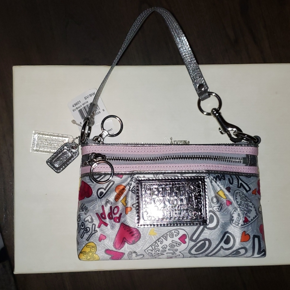New Coach Poppy Graffiti Heart Large Wristlet - Picture 4 of 7
